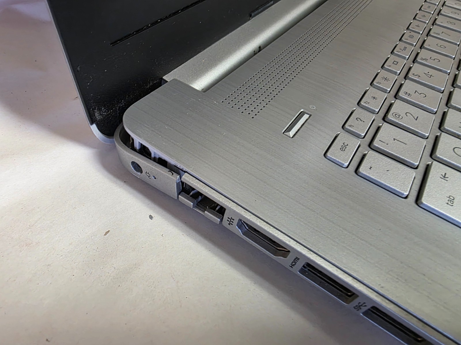 HP 17 Intel i5-1035G1 1.00GHz 12GB RAM No HDD – Screen hinges bad – No CD Rom