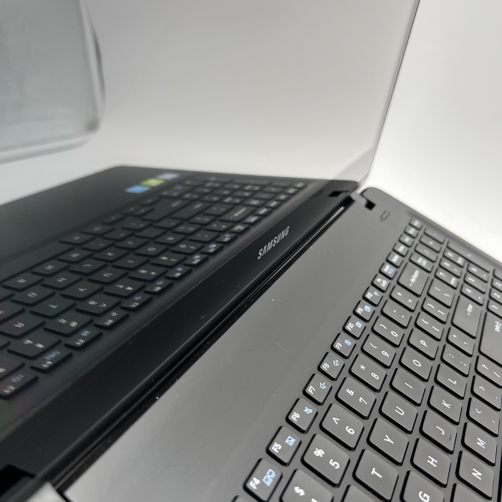 Samsung NP530E5M Laptop Intel i5-7200U 8GB RAM 500GB HDD NVIDIA 920MX Fast Ship