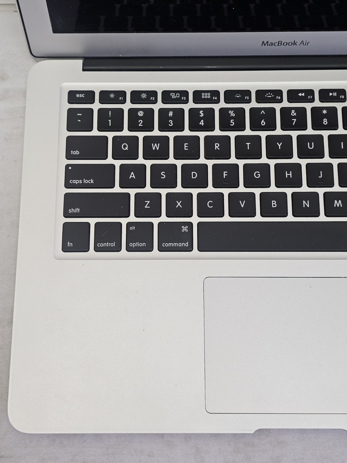 Apple MacBook Air A1466 Laptop – i5-4250u – 4GB RAM – 128GB SSD – NO OS – READ