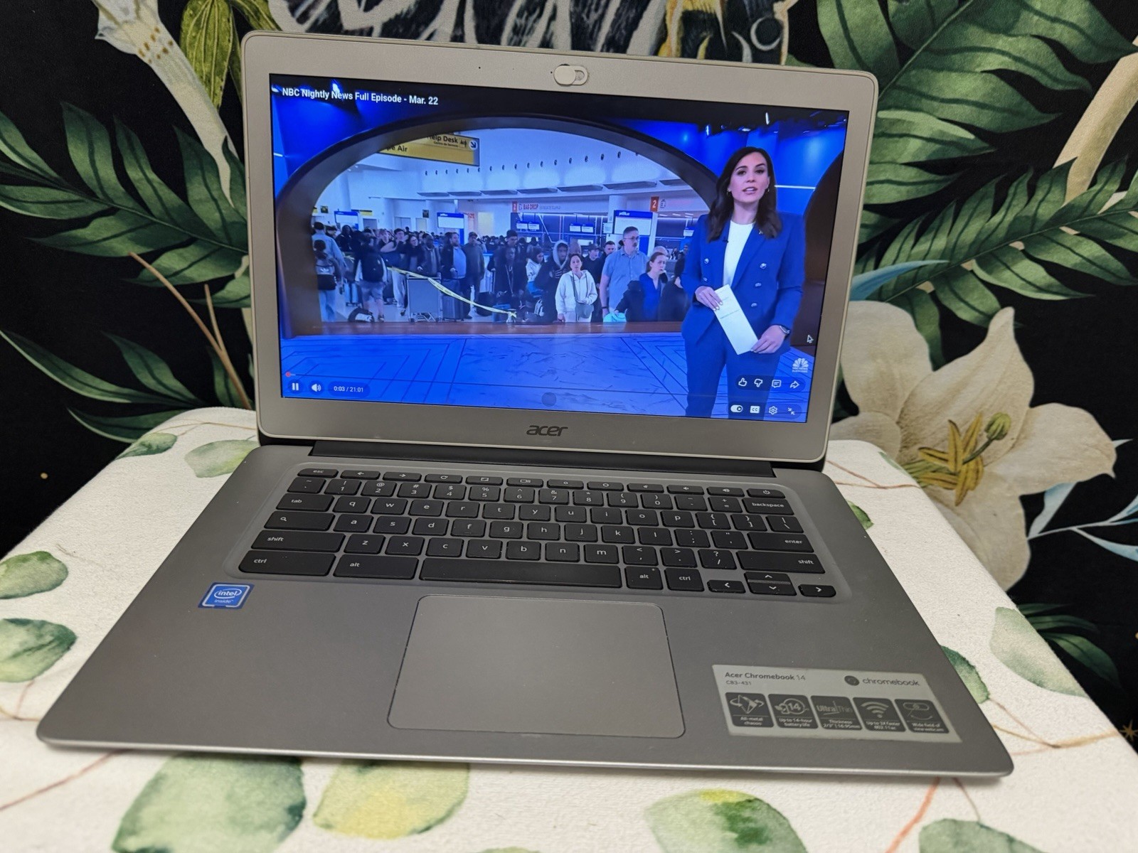 Acer CB3-431 Chromebook 14-inch Silver Ultraslim with Charger and Laptop Sleeve