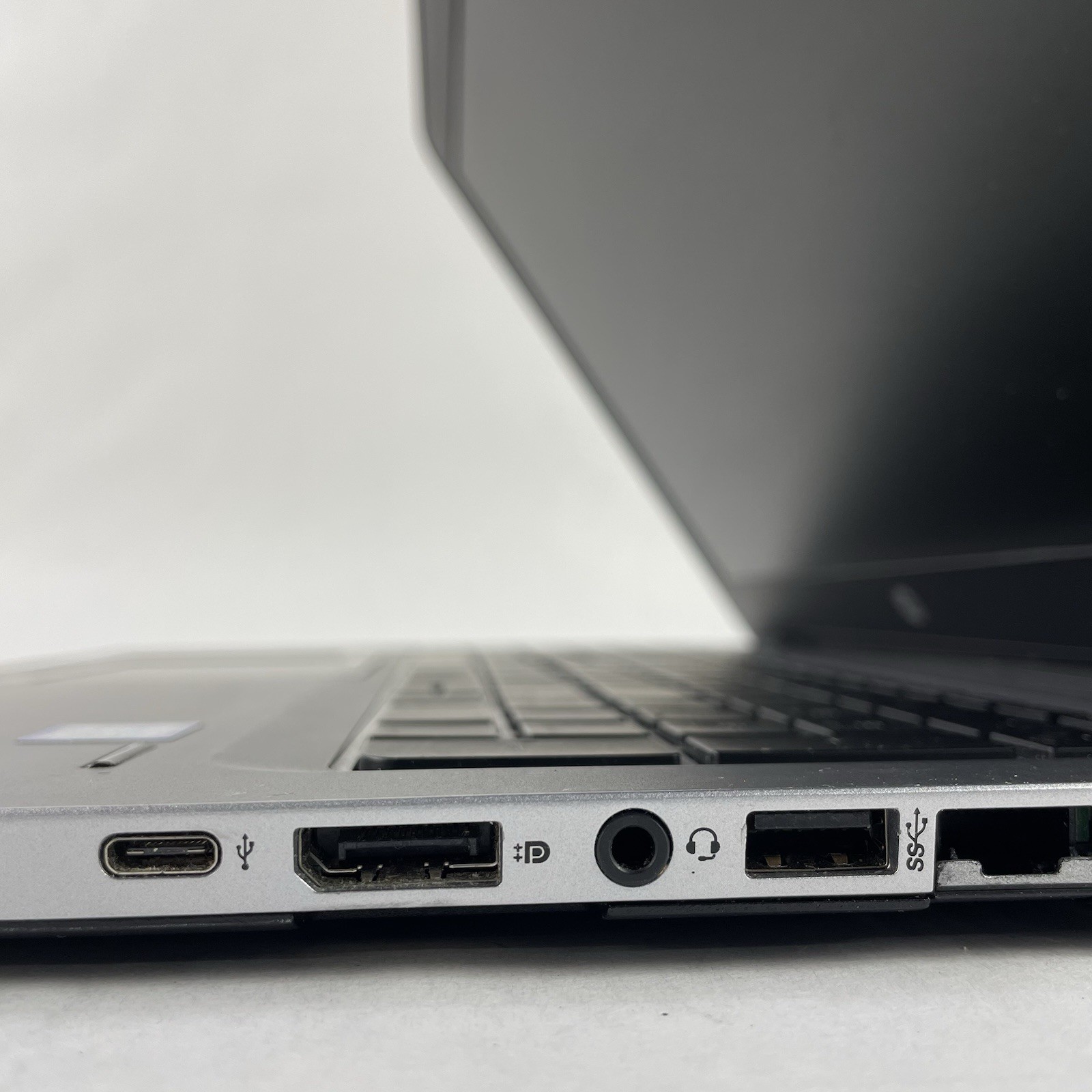 HP EliteBook 850 G3 15.6″ i5-6200U 2.30 GHz 8 GB RAM No SSD No OS – Bad Bottom