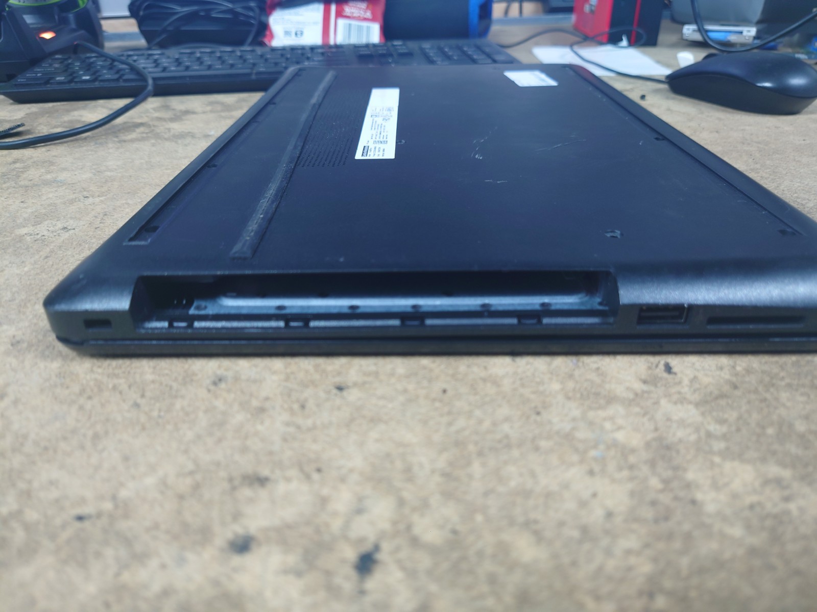 HP Notebook 15-da3018cy 15.6″ HD i5-1035G1 8GB RAM No OS