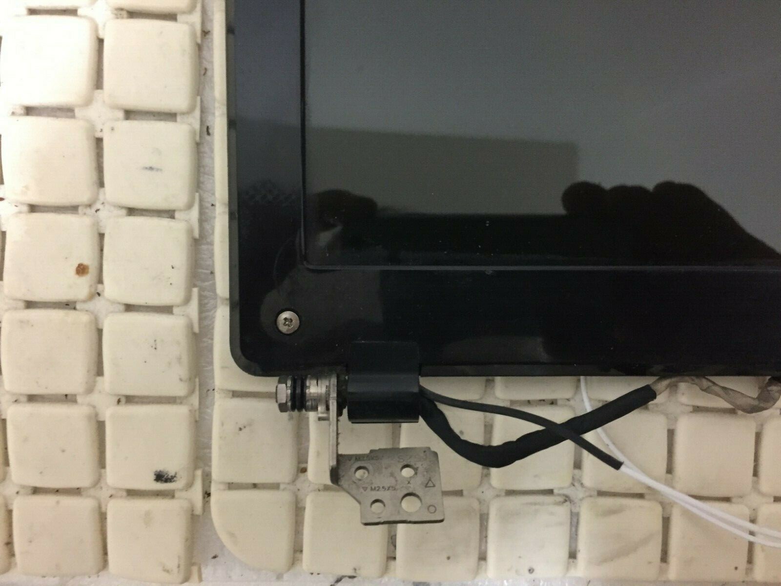Acer Aspire 5552 Cover Frame Hinges Flat With LCD Including Assembled