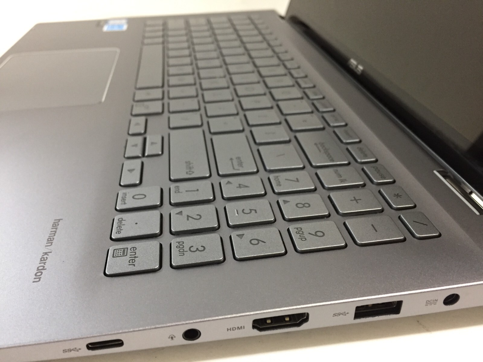 *Bad Battery*ASUS ZenBook Q506FA 15.6″ Touch Laptop/i5-8265U/12GB/256GB SSD/W10H