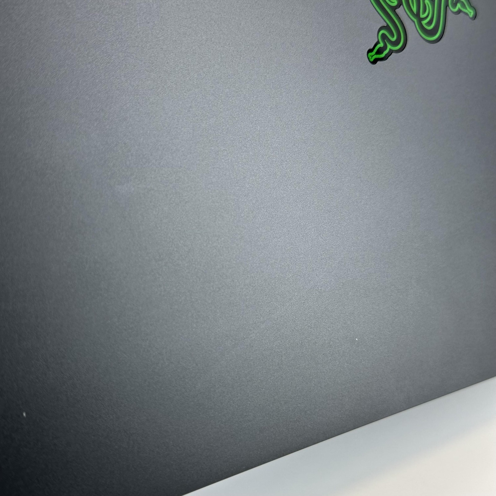 Razer Blade 16 240Hz QHD+ 2025 2.0 GHz Ryzen AI 9 365 16GB 1TB SSD RTX 5060