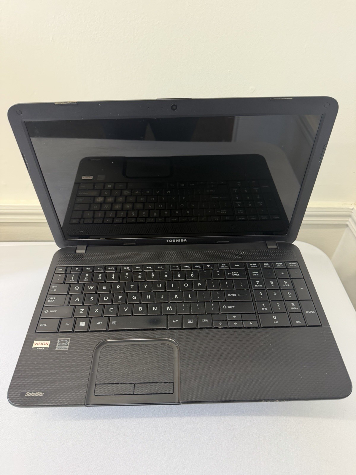 Toshiba Satellite Laptop – Good Screen – AMD E-300 – Read Des