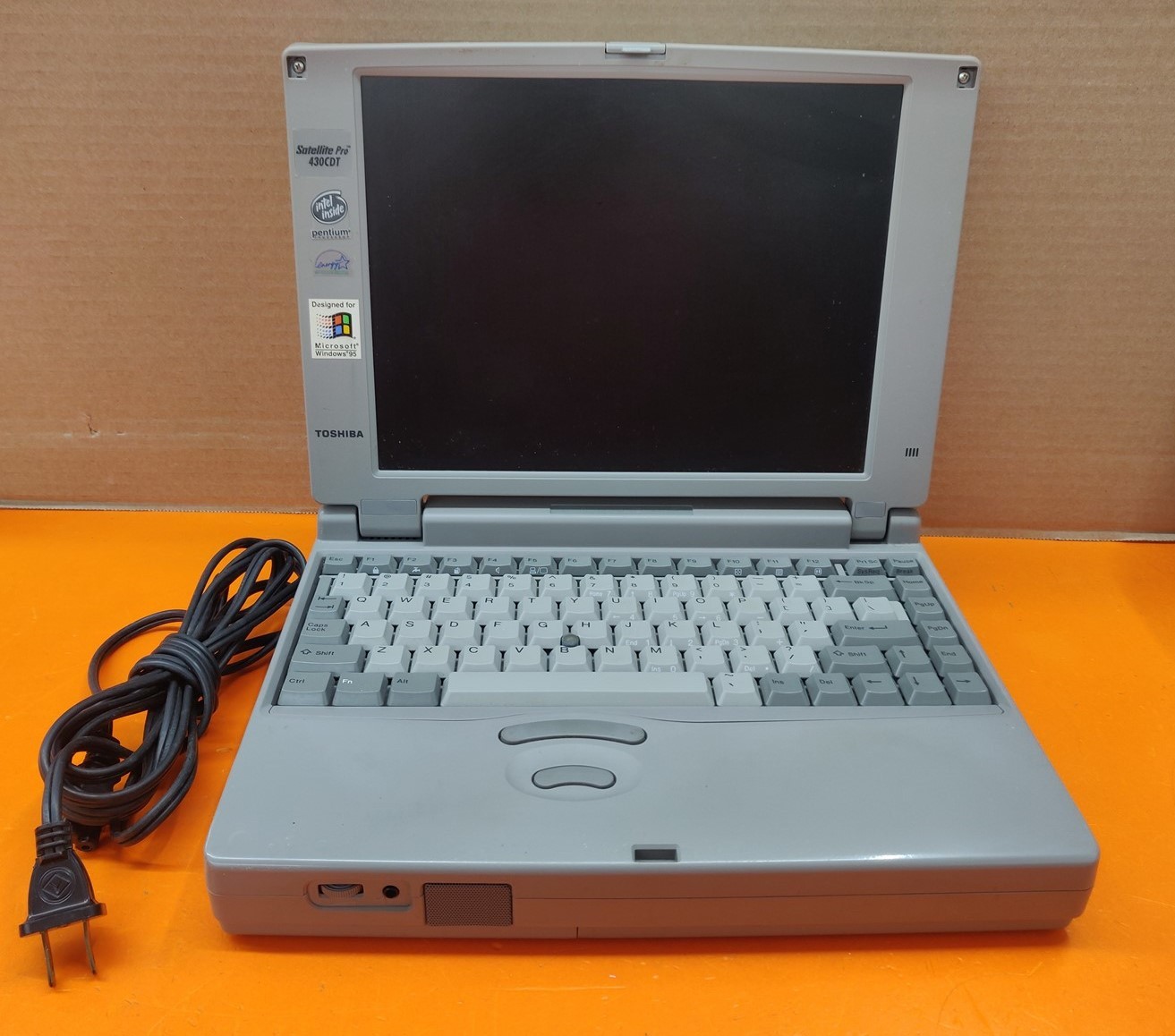 ⭐️⭐️⭐️⭐️⭐️ **DEFECTIVE** Toshiba Satellite Pro 430CDT Vintage Laptop