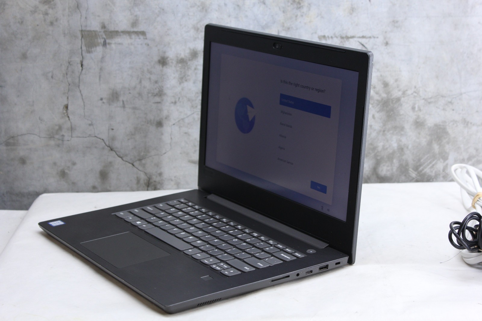 Lenovo IdeaPad FM-V330-14IKB | i5-7200U, 12GB Ram, 256GB NVMe, 500GB HDD Win11H