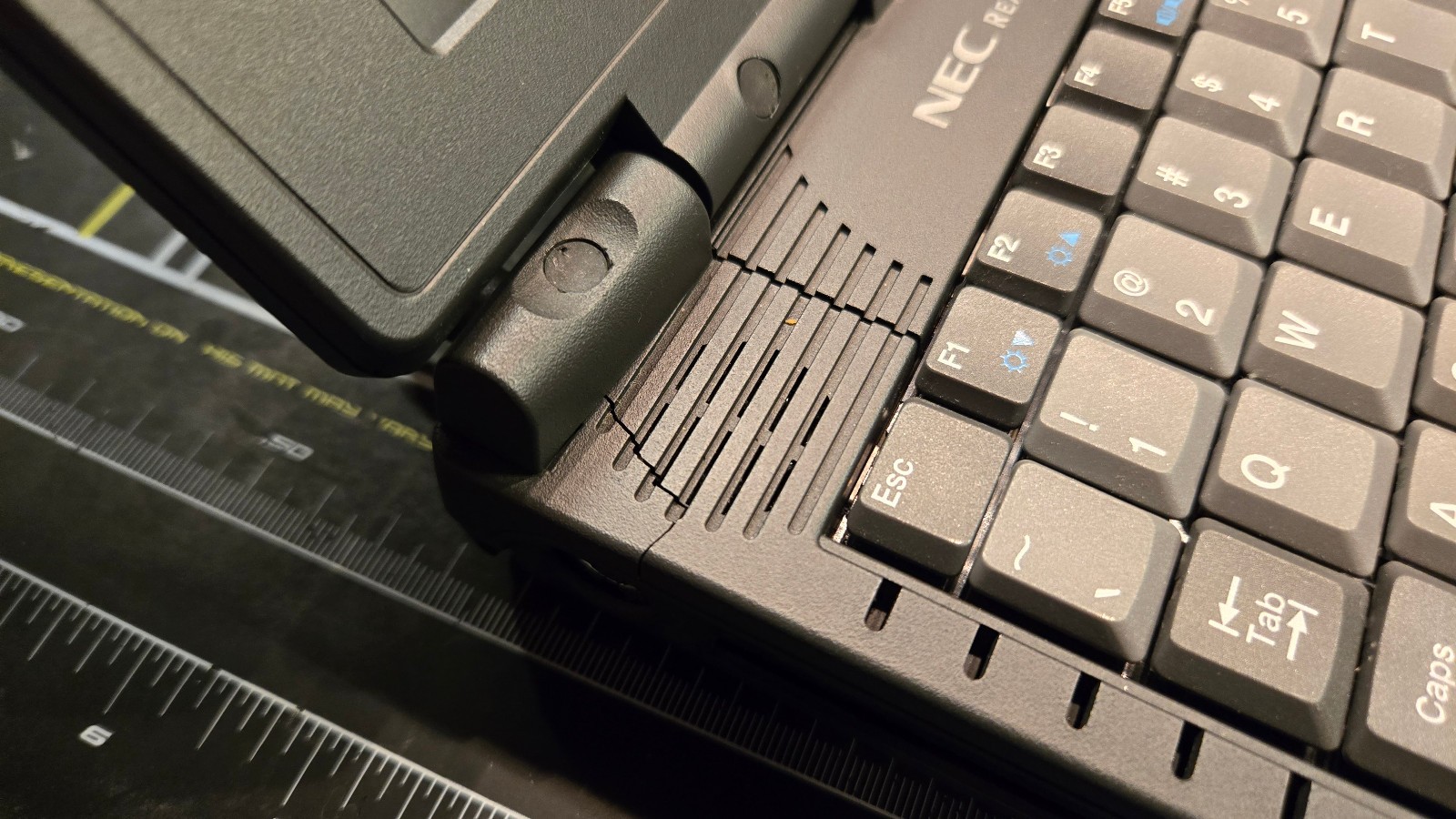Vintage NEC Ready 230T (AMD K6 @ 300 MHz, 64 MB RAM, Win98SE)