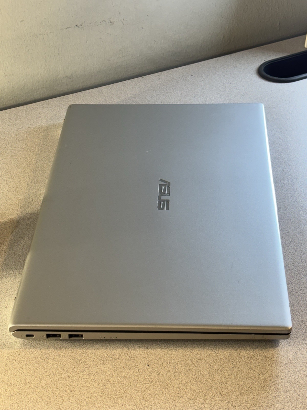 ASUS VivoBook X712A 17.3″ Intel Core i7 1165G7 @ 2.80 GHz 512GB SSD. 8GB RAM,