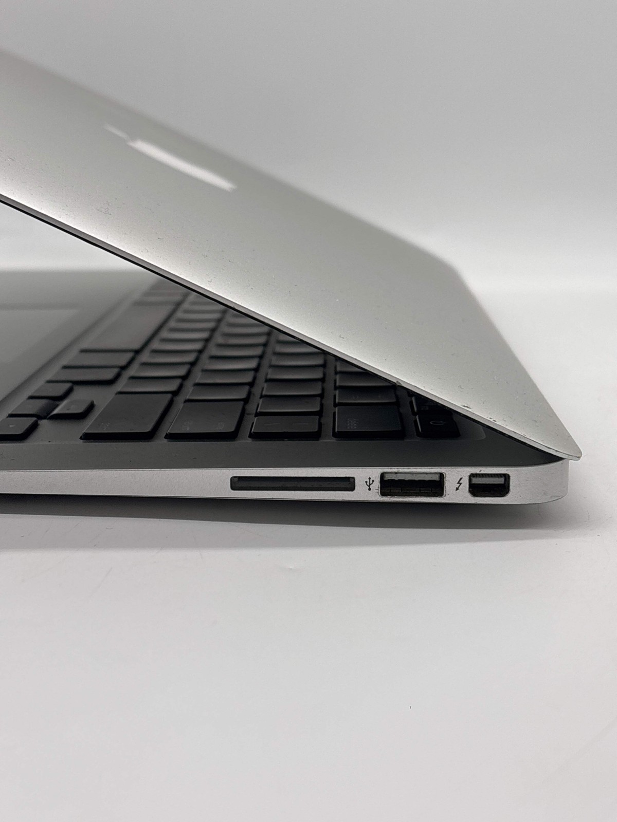 Apple MacBook Air 13″ A1466 Intel Core i5 4GB RAM 128GB SSD – For Parts