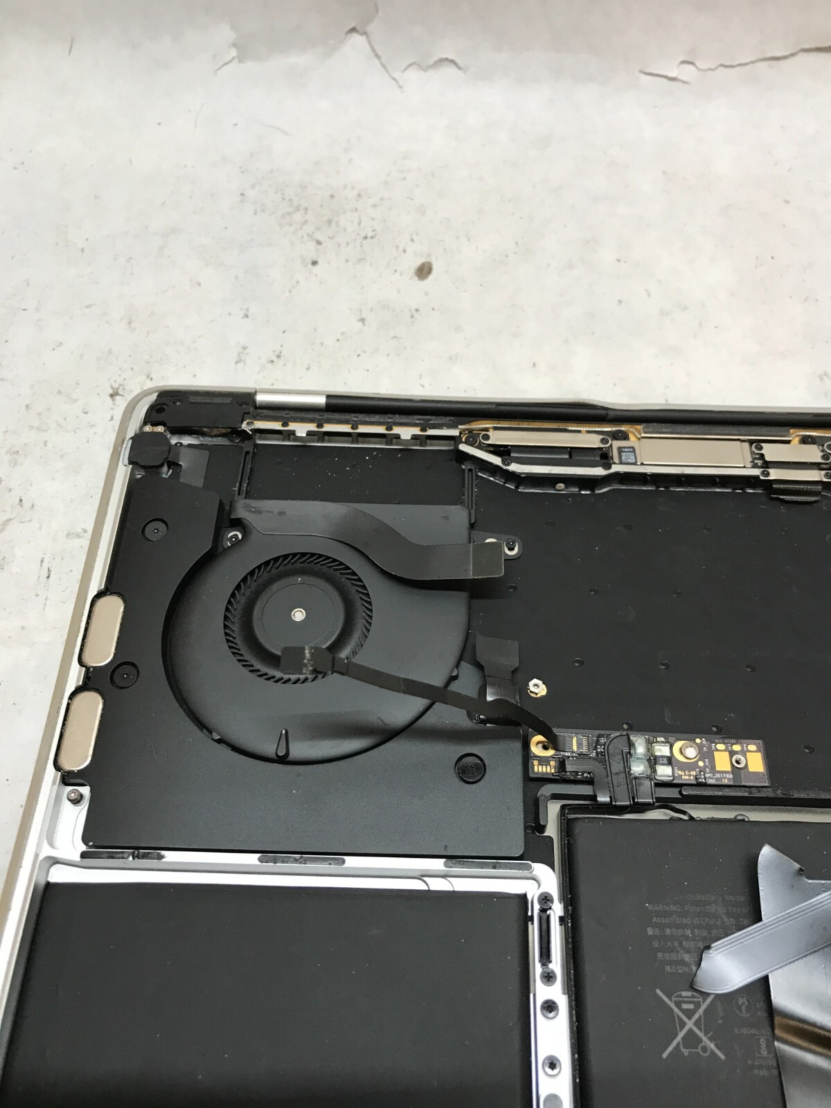 Apple MacBook Pro Late 2016 A1708 Chassis NO MOTHERBOARD For Parts Cracked – -DW