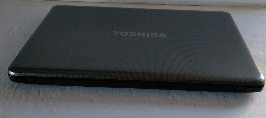 TOSHIBA SATELLITE L875-S7208 17.3″ 1 TB 8GB INTEL CORE i3-2370 2.40 GHz 10 PRO