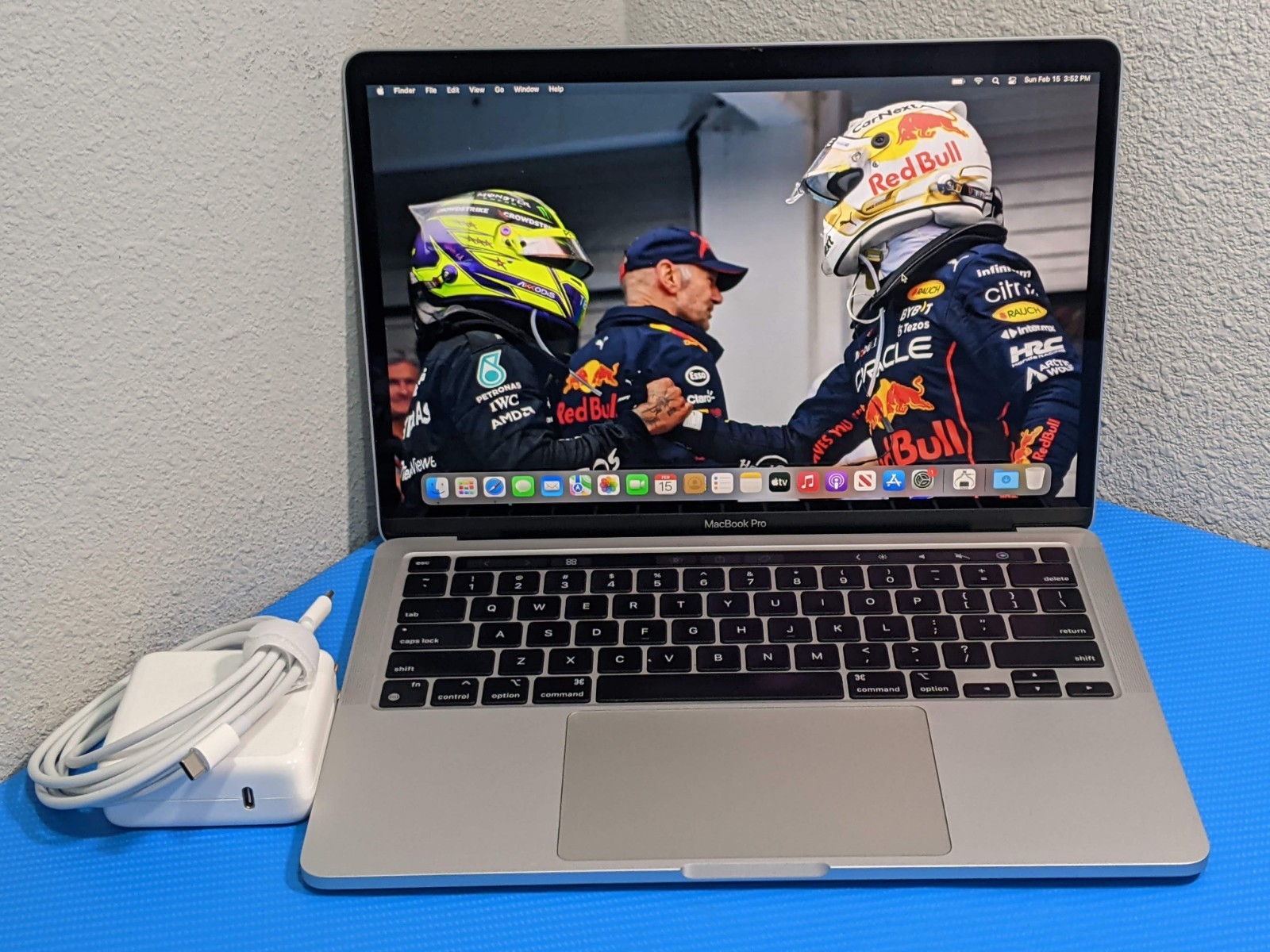 Apple MacBook Pro A2338 (2020) 13.3″ M1 3.2GHz 8GB 256GB MYDA2LL/A 100tt +PA