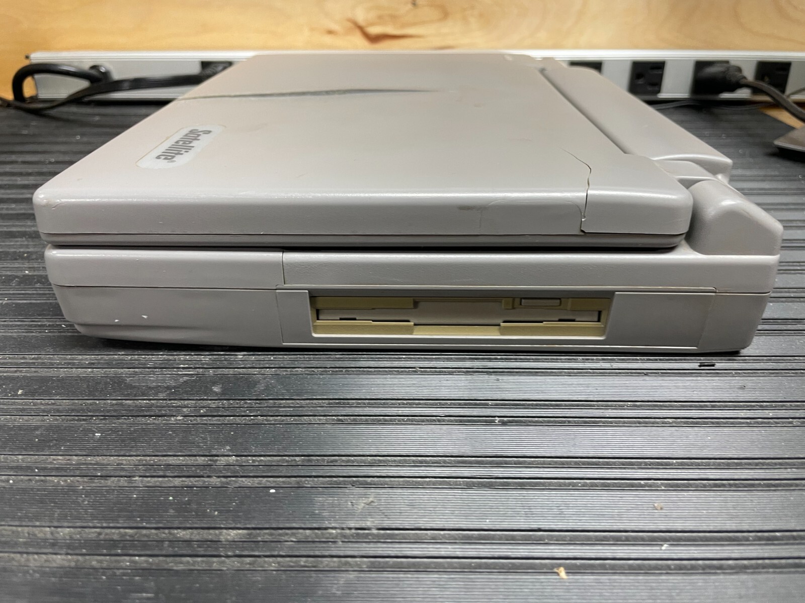 VINTAGE Toshiba Satellite T2130CS 10.4″ display Intel 16MB Ram, For Parts AS IS