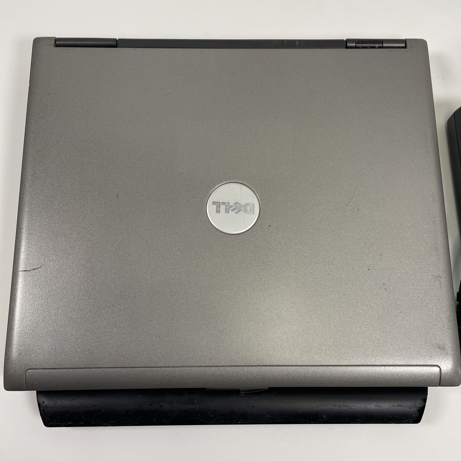 DELL LATITUDE D410 – No Hard Drive – INTEL CENTRINO – 2 GB RAM *READ DESCRIPTION