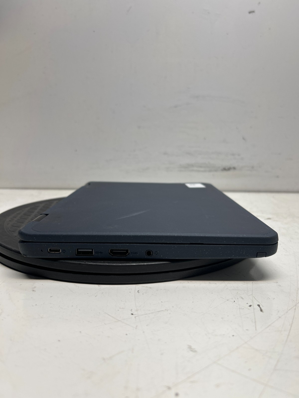 Lenovo Ideapad 300w AMD 3015e 1.20GHz 4GB 64GB eMMC No OS Cracked Screen