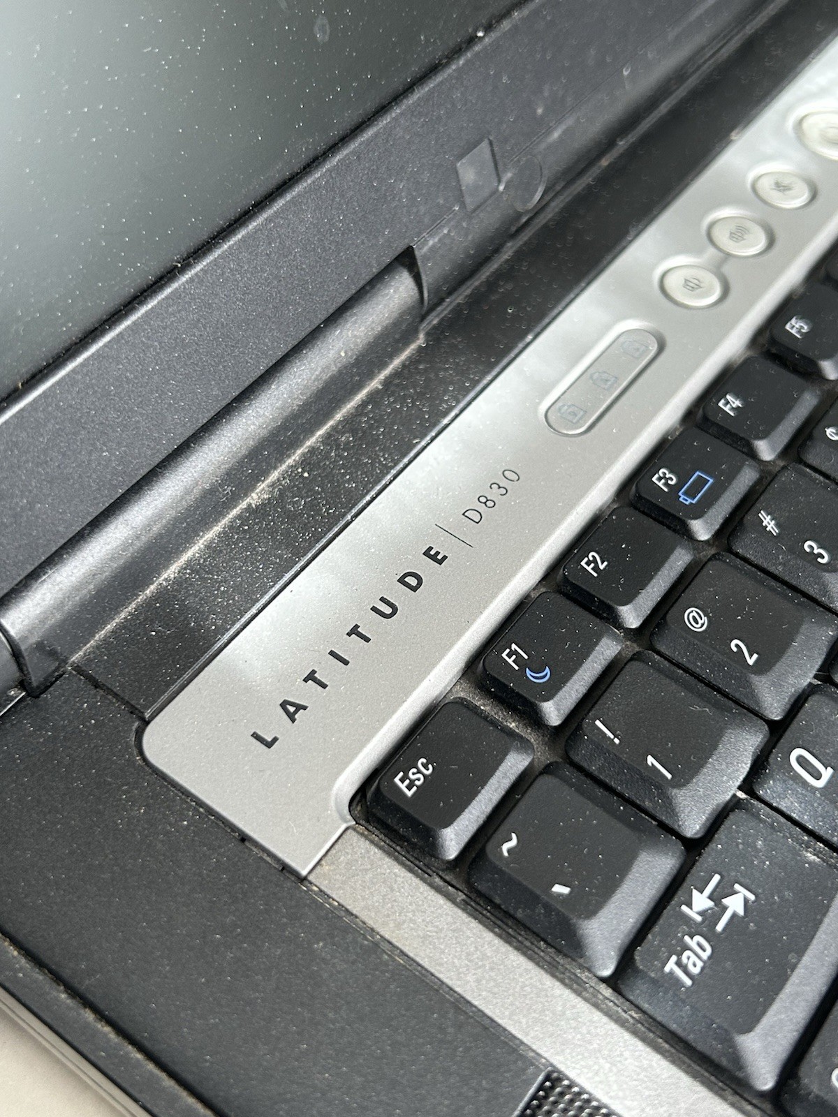 Dell Latitude D830 12.1in Laptop Pentium M 1.70GHz 1GB RAM 60GB HDD Black