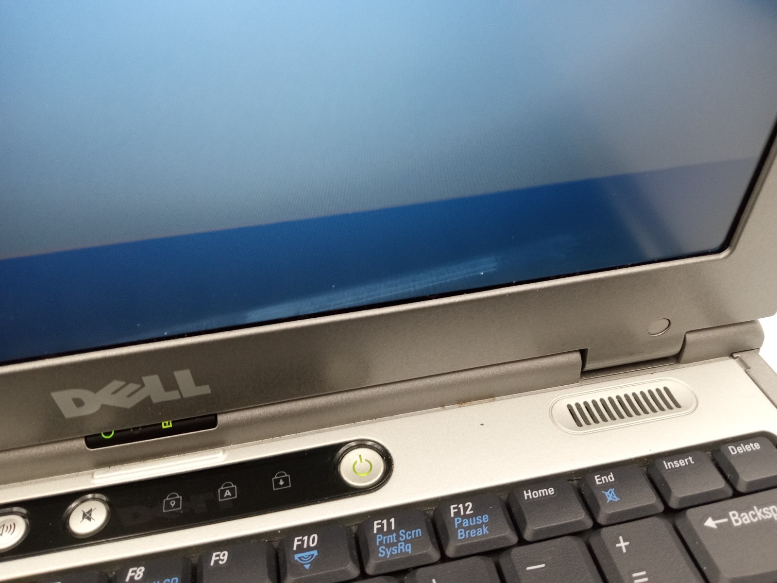 Dell Latitude D400 12.1″ Intel Pentium M 512MB RAM 60GB HDD WinXP – READ -RR