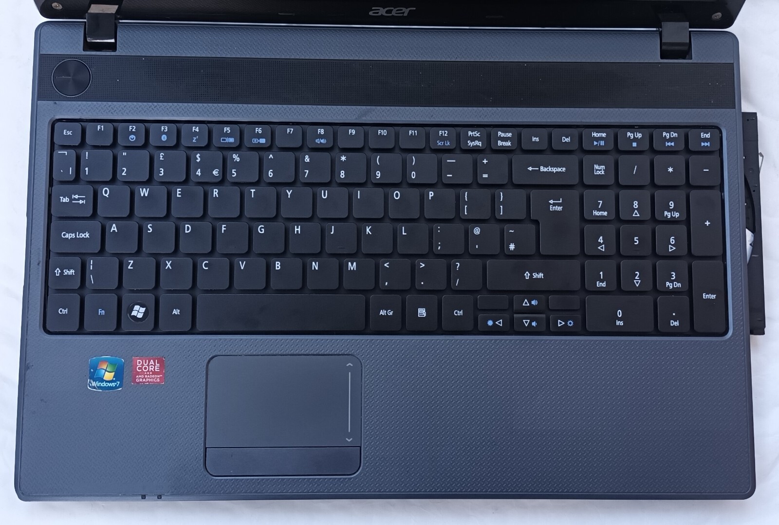 Acer Aspire 5250 Laptop Notebook 15.6″ 4GB 240GB SSD Windows 10 & Extra Casing