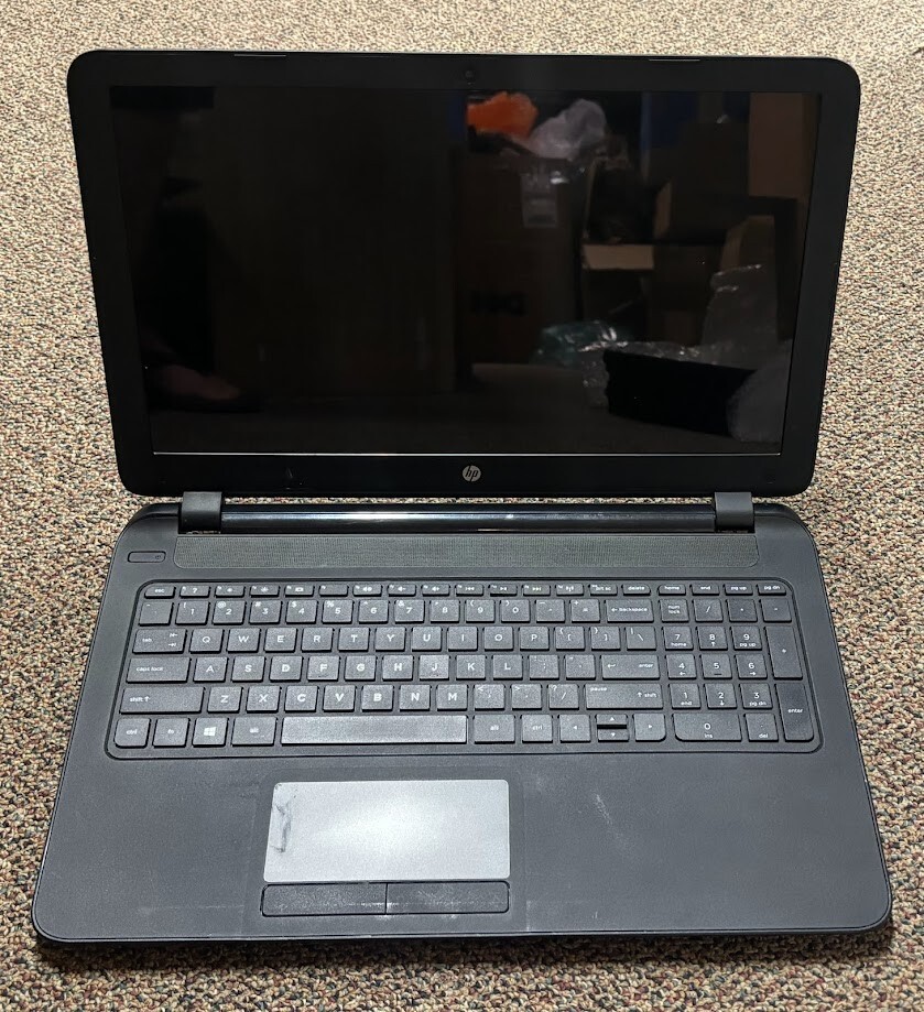 HP AMD A8-7410 APU@2.2GHz 8GB 256GB SSD AMD Radeon R5 DVDRW Windows 10 Home