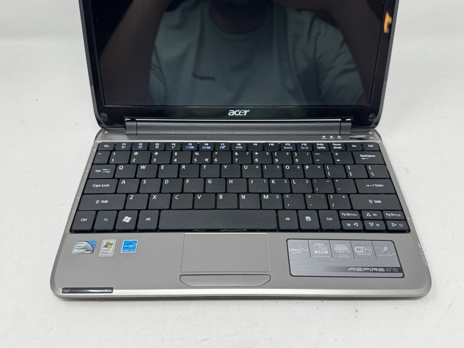 Acer Aspire One Laptop Netbook Computer Black Model ZA3 Windows XP + Charger