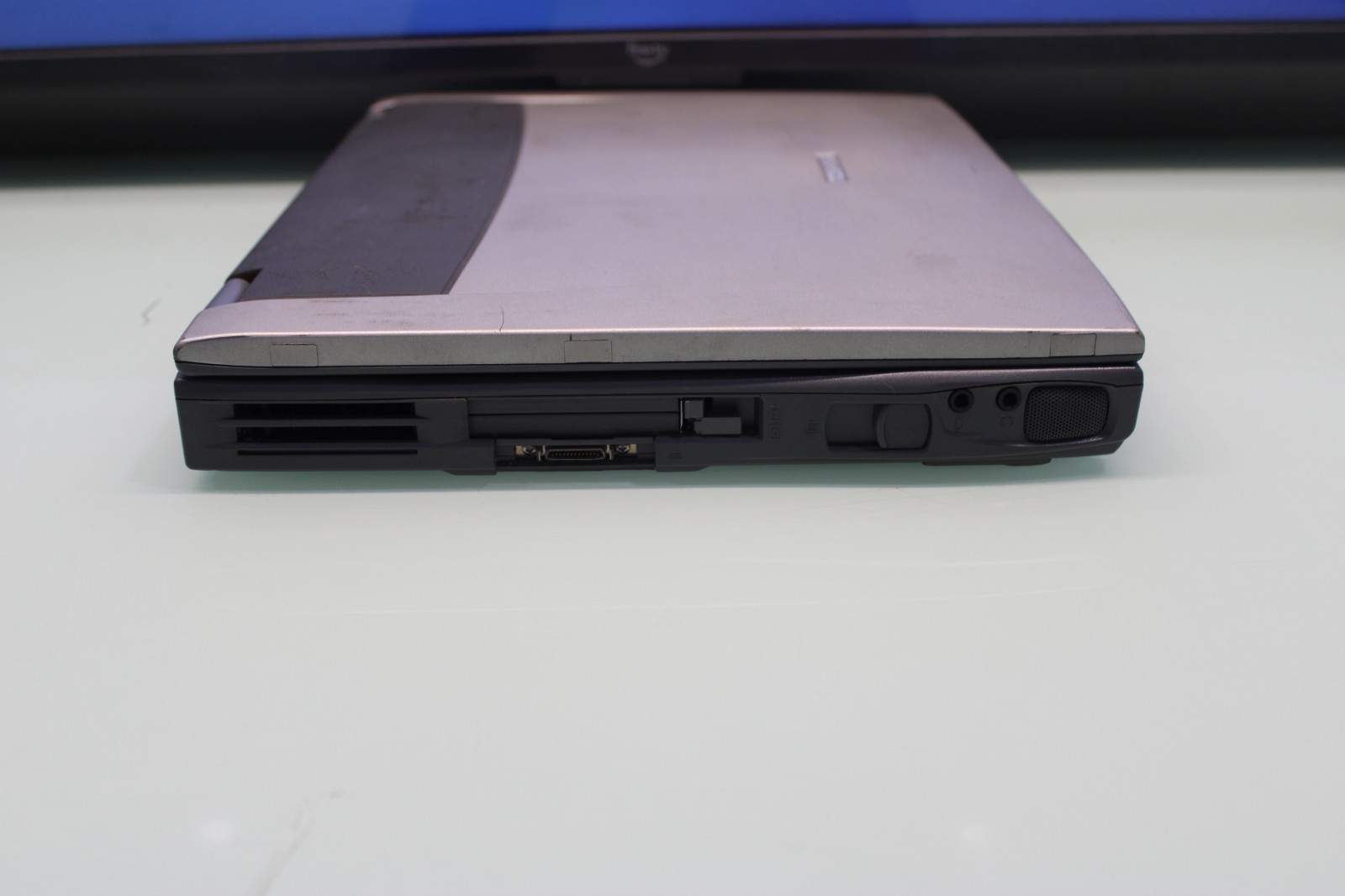 #9 Toshiba Tecra 8100 Pentium 3 1GHz FOR PARTS NO BOOT NO RAM NO HDD