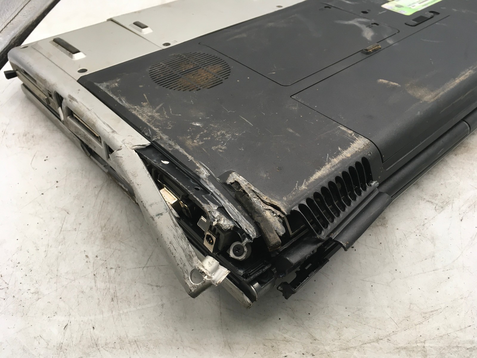 HP PAVILION DV8000 – FOR PARTS/REPAIR – INTEL CENTRINO – 256MB RAM – READ – BB