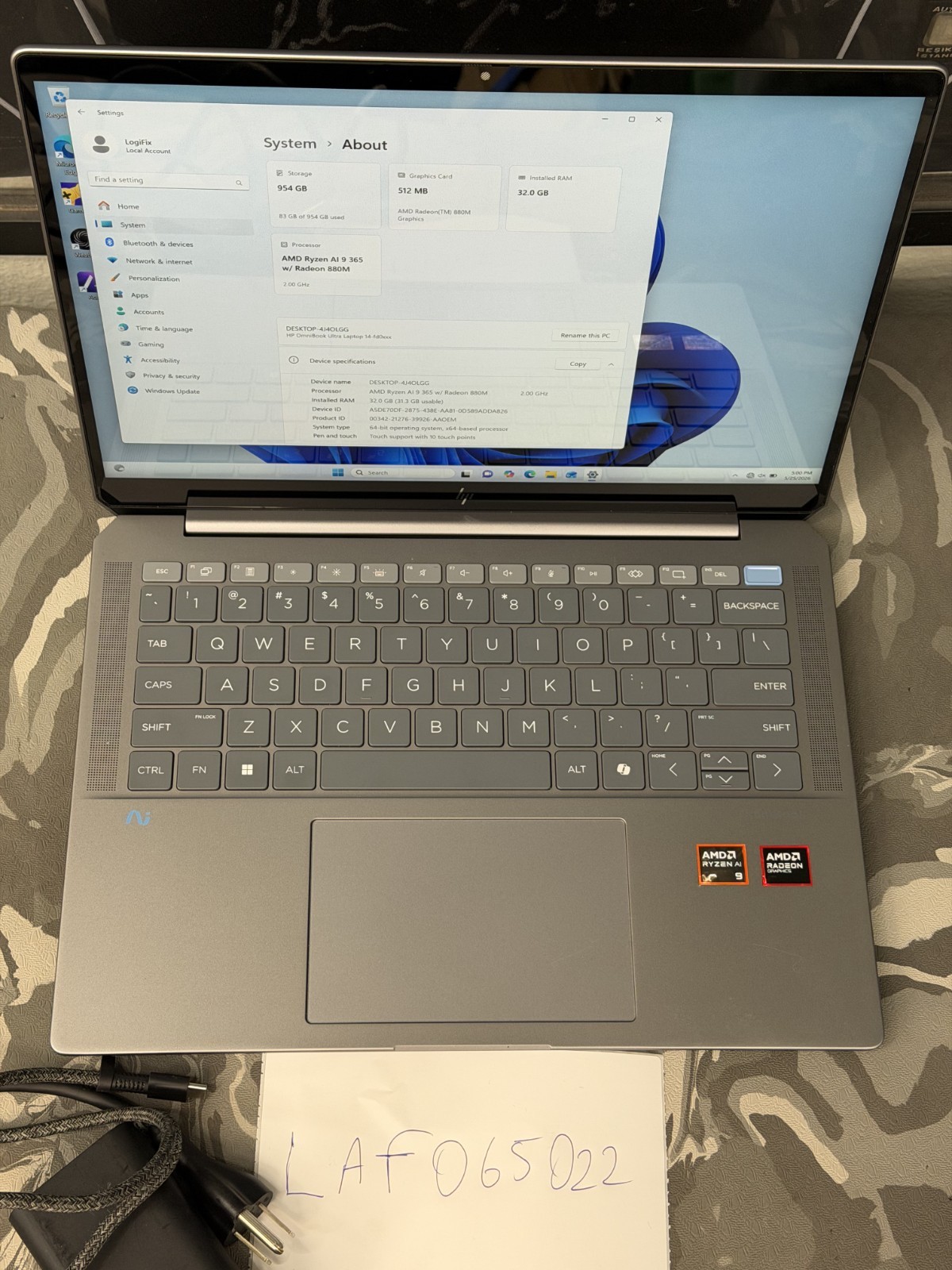 HP OmniBook Ultra AMD ryzen AI 9 365 w/ Radeon 880 m 32 GB RAM 512 MB AMD radeon