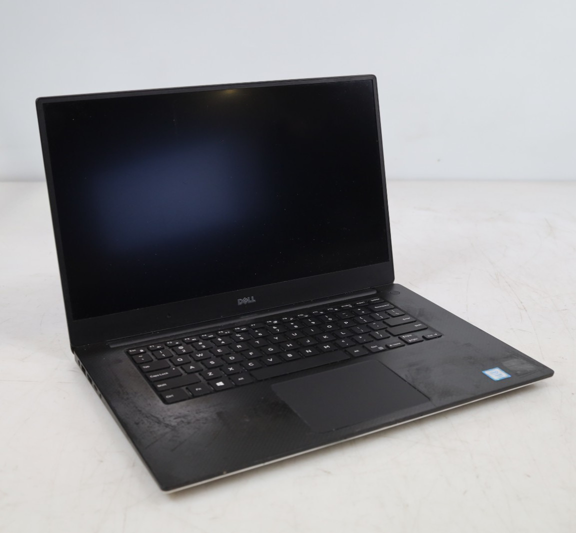 Dell Precision 5520 15.7″ Intel E3-1505M V6 16GB Quadro M1200 No HDD COA OS