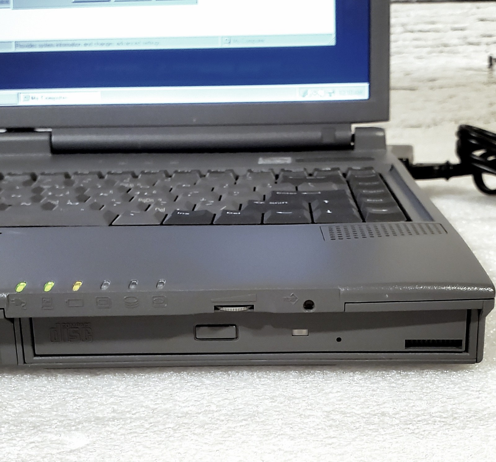 Vintage Toshiba Tecra 8000 Laptop – Pentium II Win98, w/Manual, Boots & Working