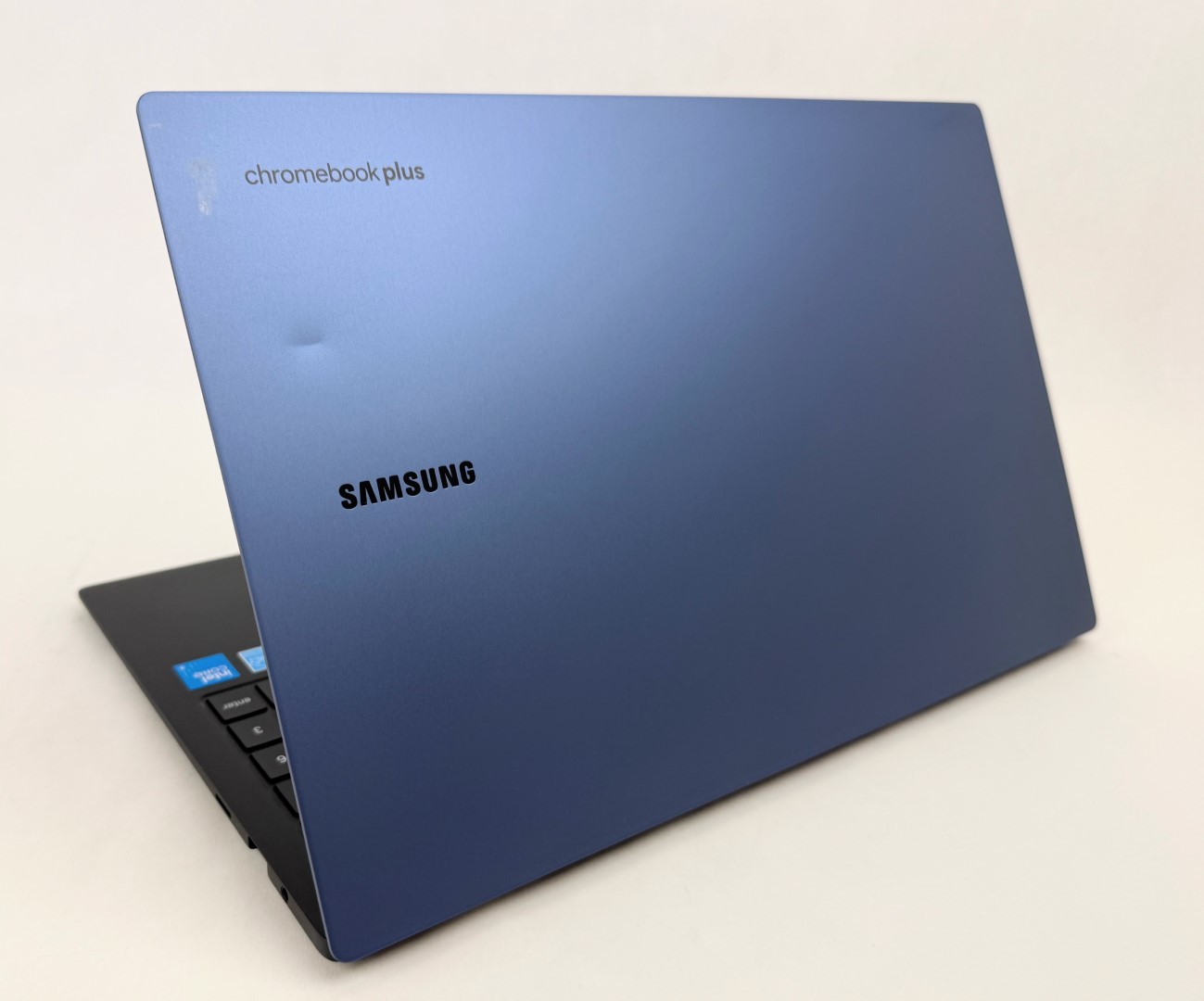 Samsung Chromebook Plus 15.6″ FHD AMOLED Core 3 100U 8GB 256GB Google AI – Dent