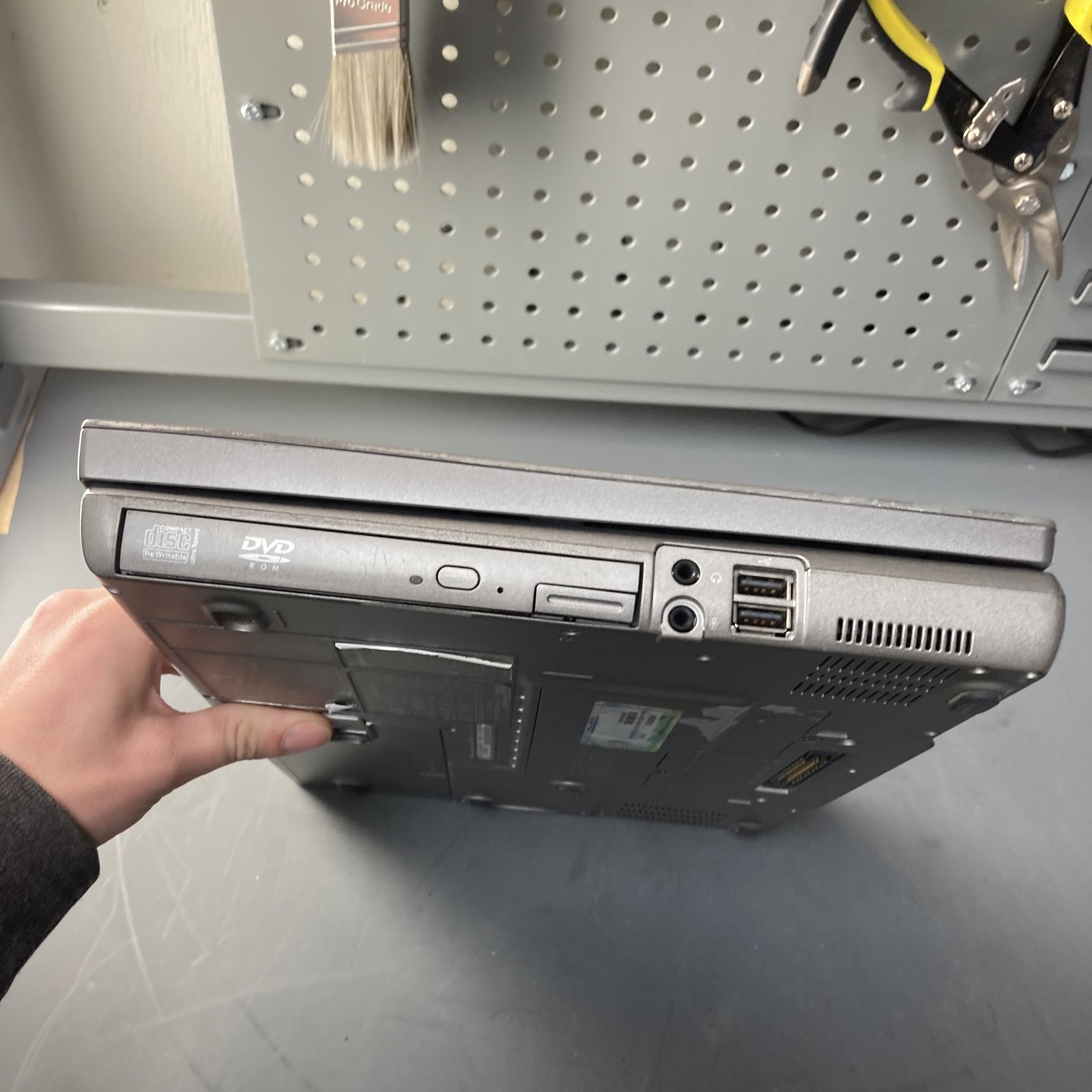 Dell Latitude D810 Laptop Pentium M 1.86GHz 2GB RAM No HDD NO OS
