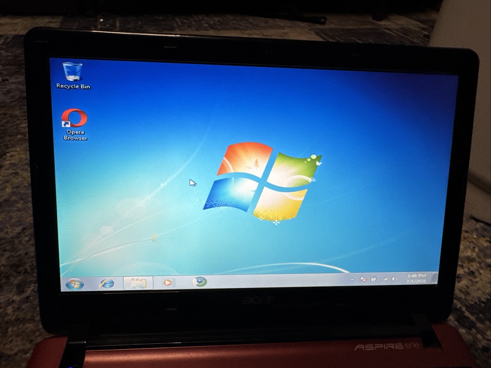 acer aspire1 windows 7 netbook, 8GB Ram 320GB HDD with charger