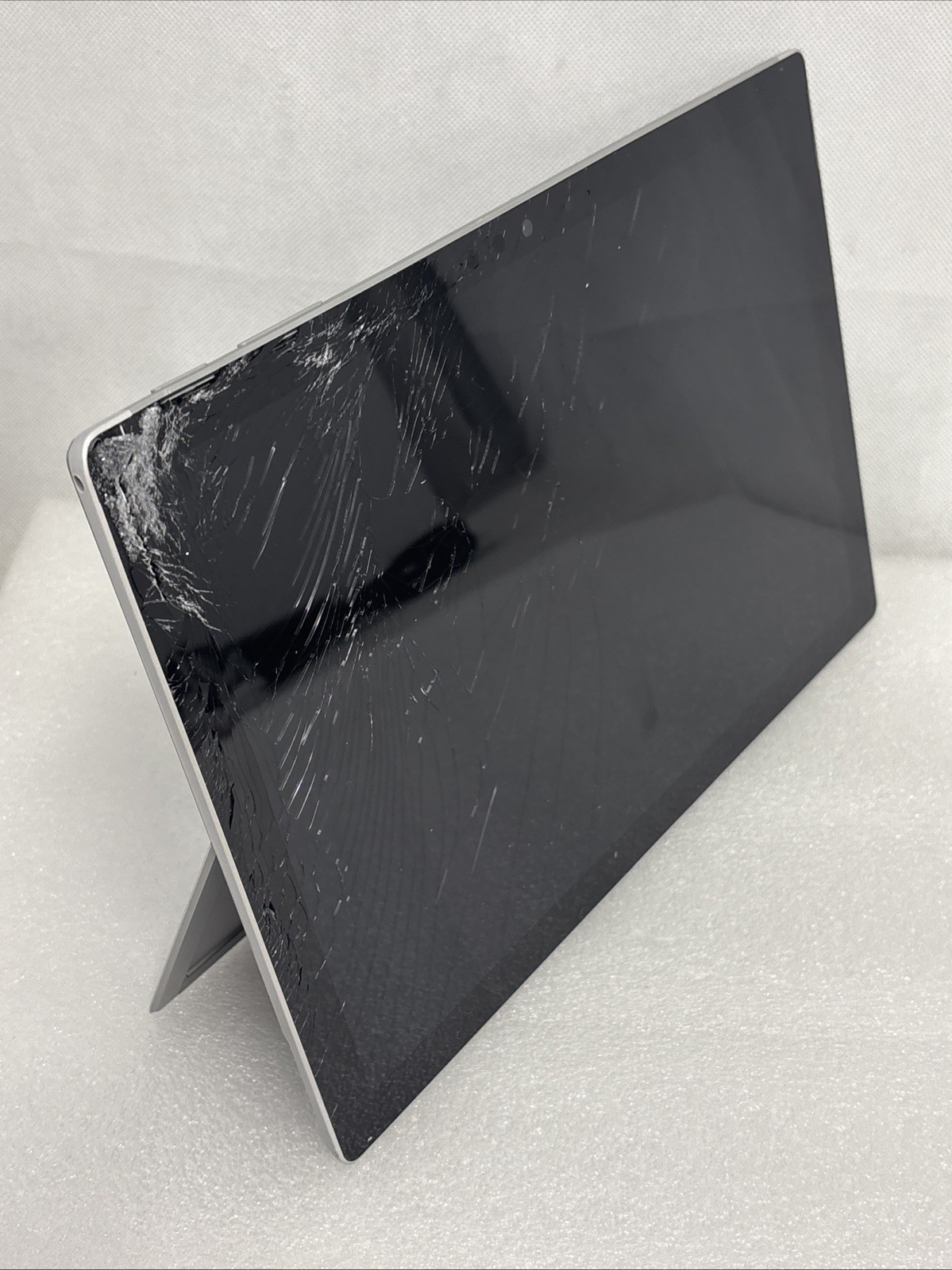 Microsoft Surface Pro 7 12.3″ (128GB, Intel i5-10th, 8GB) – Platinum *Cracked*