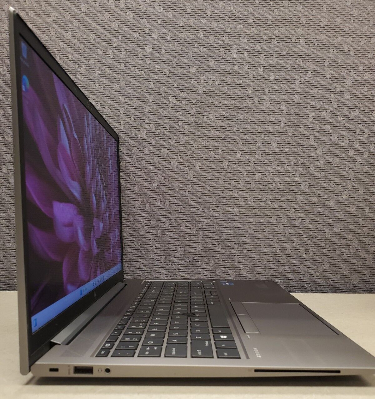 HP ZBook Firefly 15″ G8 w/power adapter