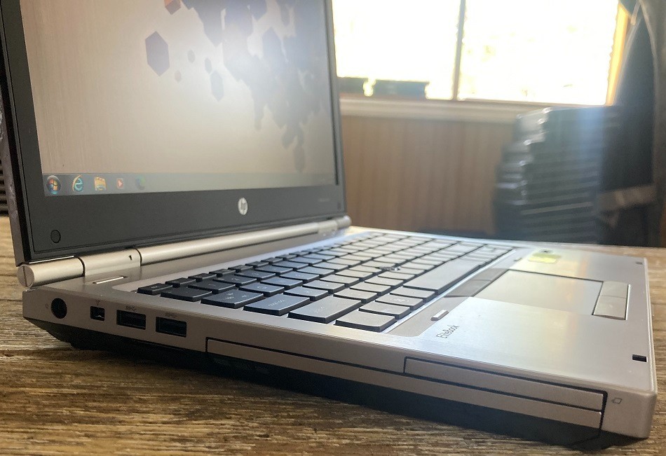 15.6″ HP 8560/70 Vintage Windows 7 Pro i3 2ghz 4gb 250gb DVDRW Serial Port