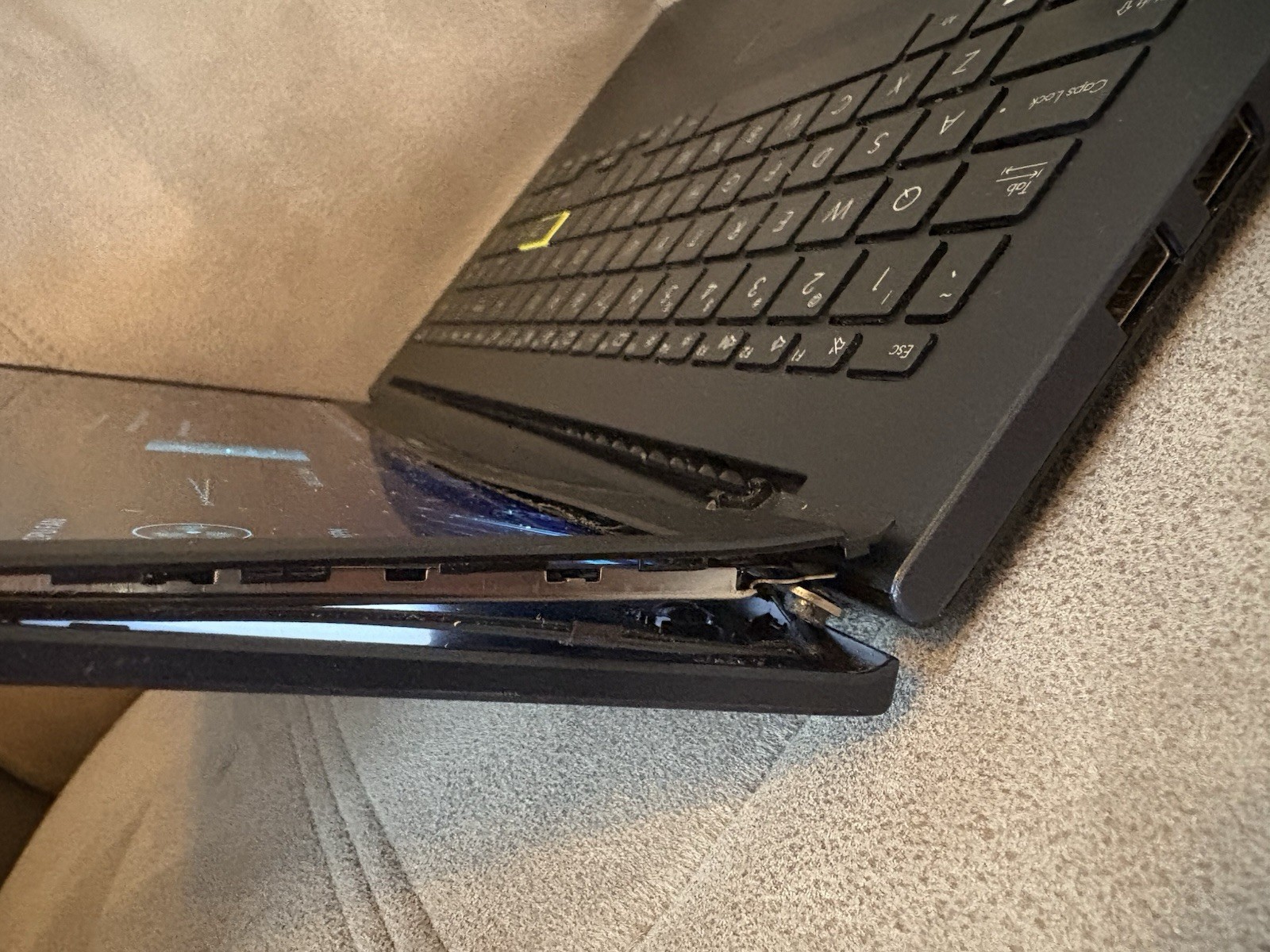 ASUS VivoBook 15 F513EA i5-1135G7 8GB NO SSD/Charger Broken Hinge – PARTS/REPAIR