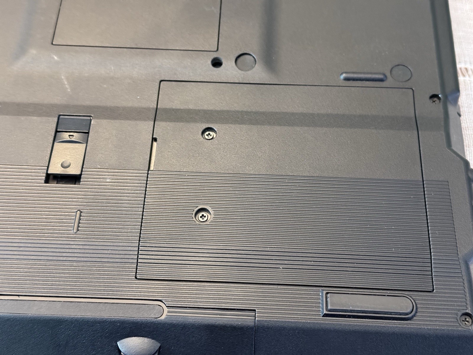 IBM ThinkPad i Series 2621-460 Laptop – Floppy, Serial, CD, BOOTS, BAD HDD