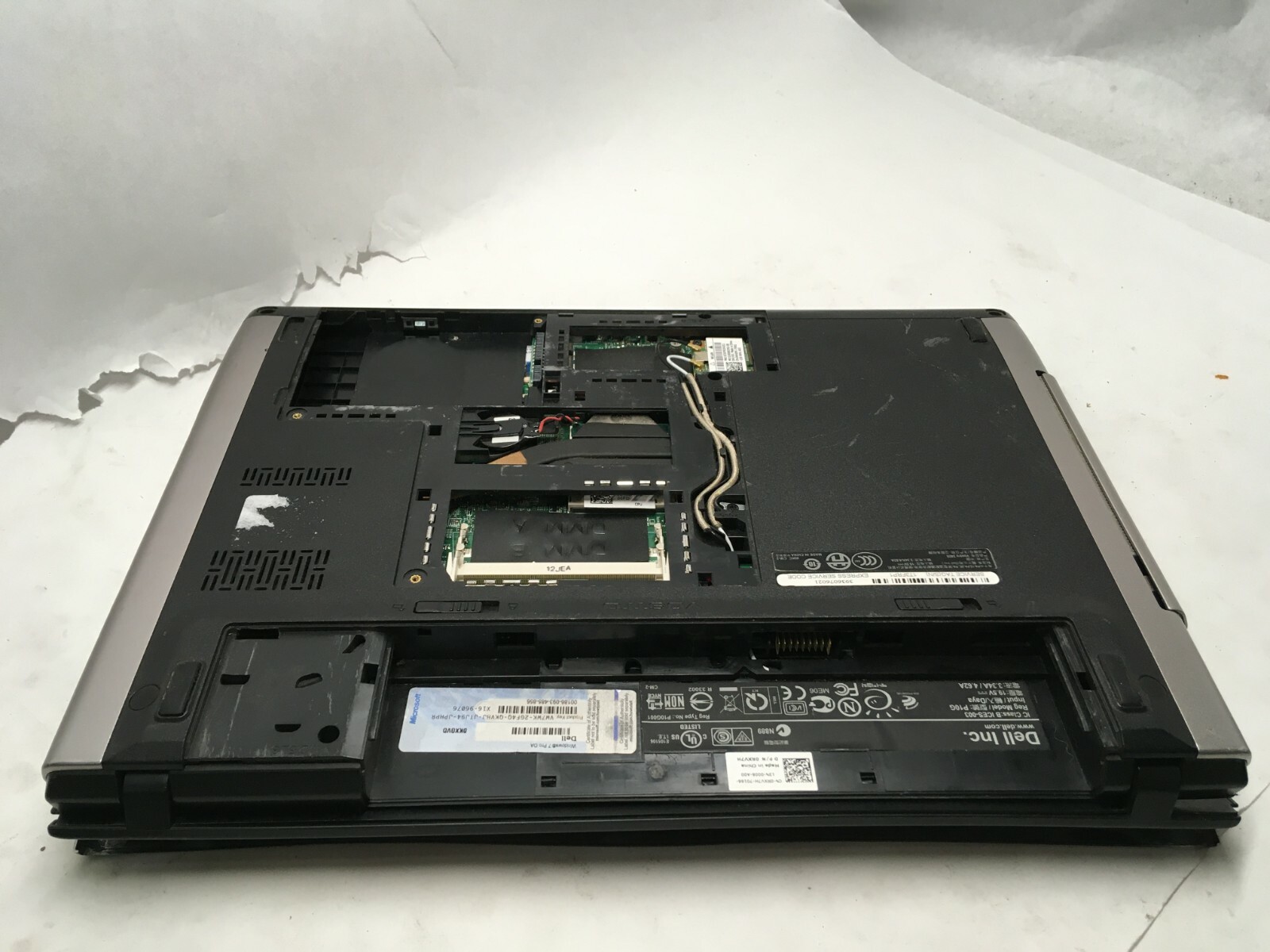 Dell Vostro 3400 14″ Intel Core i5 Laptop For Parts Broken LCD Screen NO HDD JR