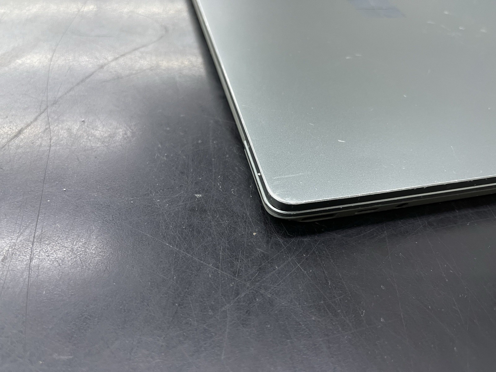 Microsoft Surface Laptop Go 2 12.4″ i5-1135G7 2.4Ghz 8GB 128GB Crack in Screen