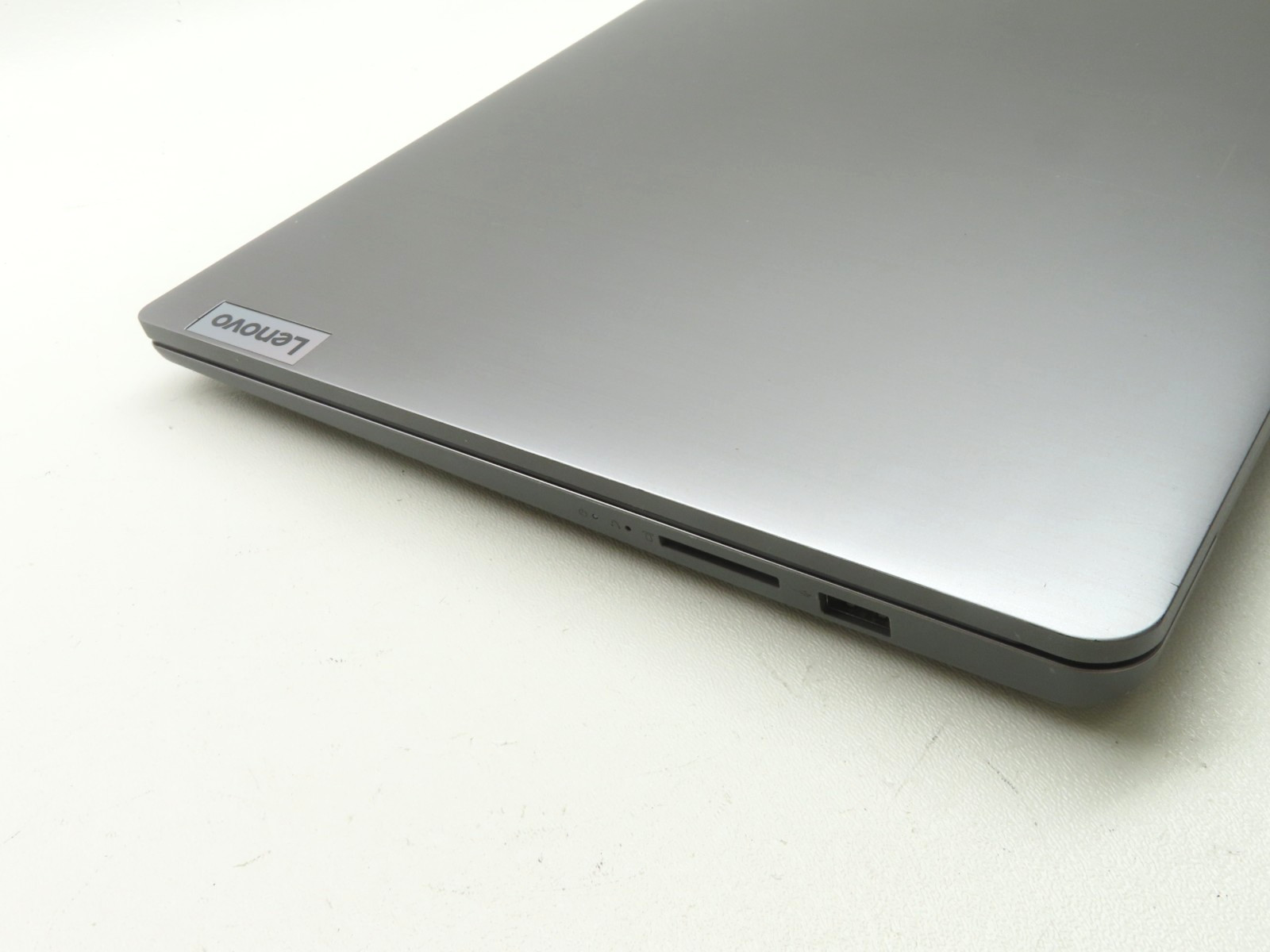 Lenovo IdeaPad 3 15ABA7 15.6″ Touch AMD Ryzen 3 5425U 2.7GHz 8GB RAM 512GB SSD