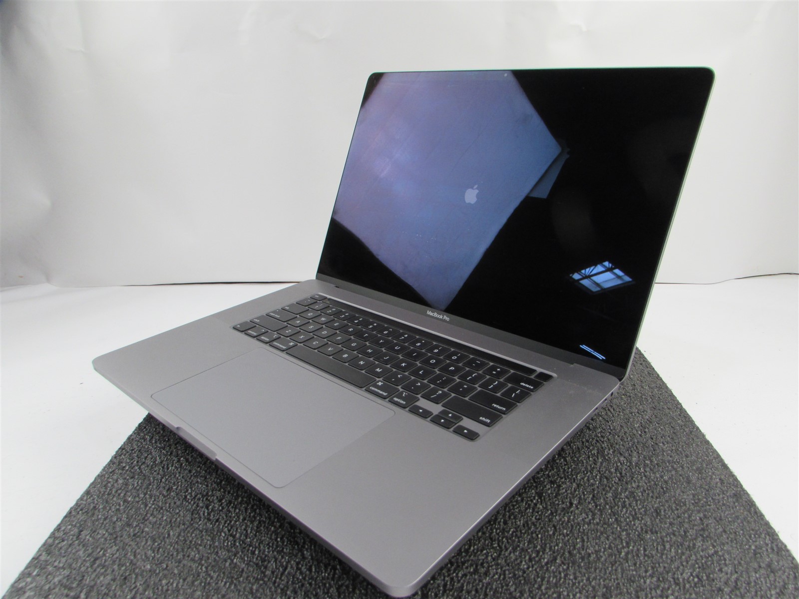 APPLE MACBOOK PRO A2141 3072X1920 I7-9750H 500GB SSD 16GB RAM AMD GPU NO O.S
