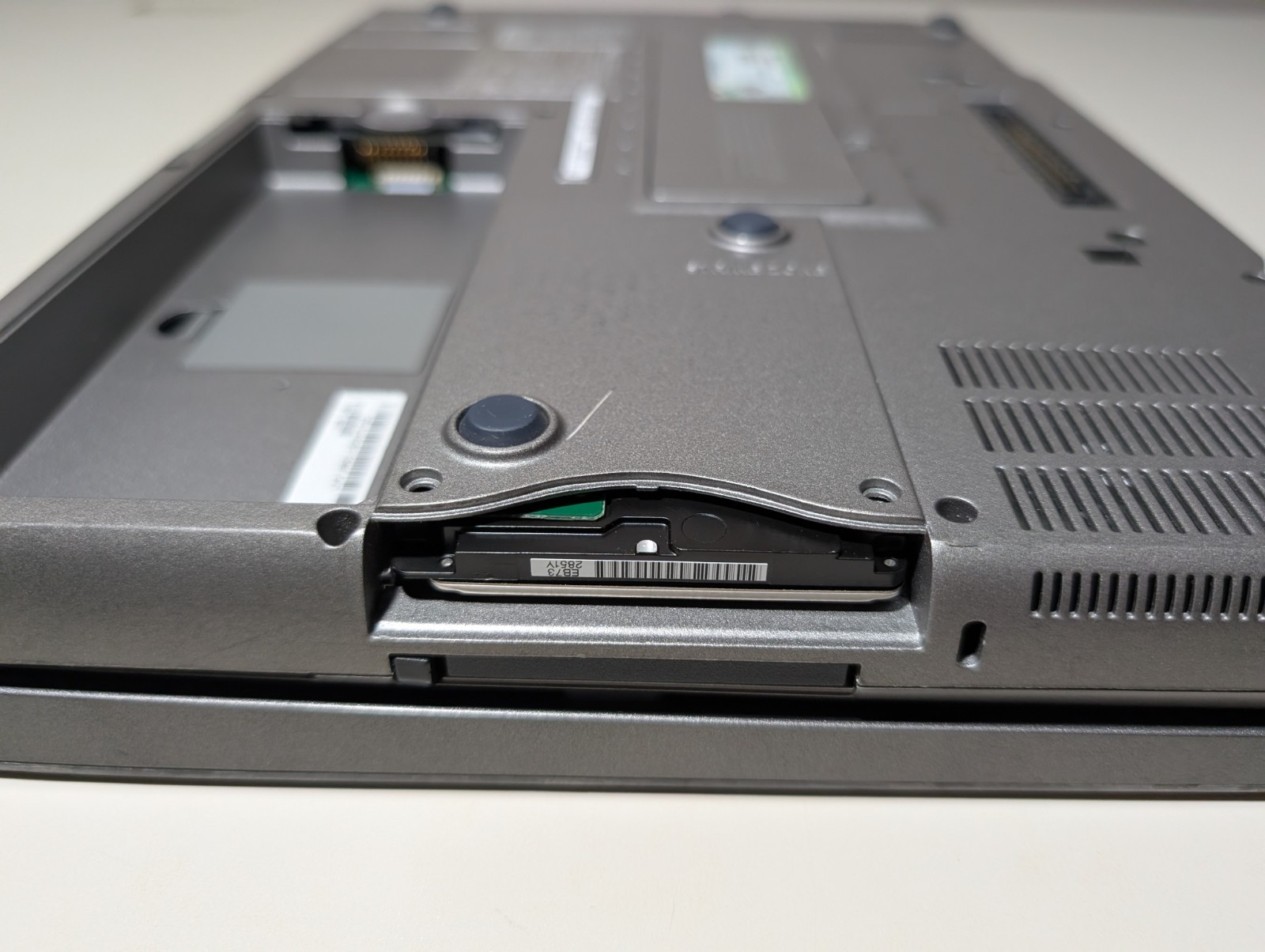 15″ Dell Latitude D810 | Pentium M 30GB HDD | ATI DVD Win XP 32-Bit Serial Port