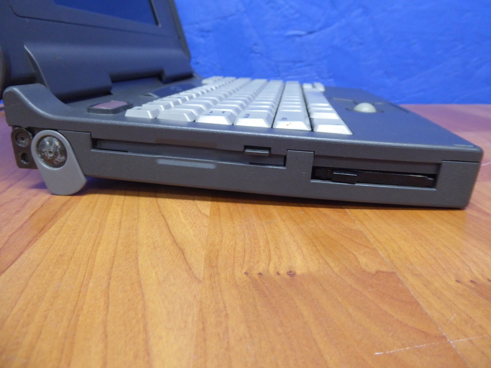 COMPAQ CONTURA 400CX 8.5″ VINTAGE PC LAPTOP w/ P/A SOLD AS-IS TO POWER ON