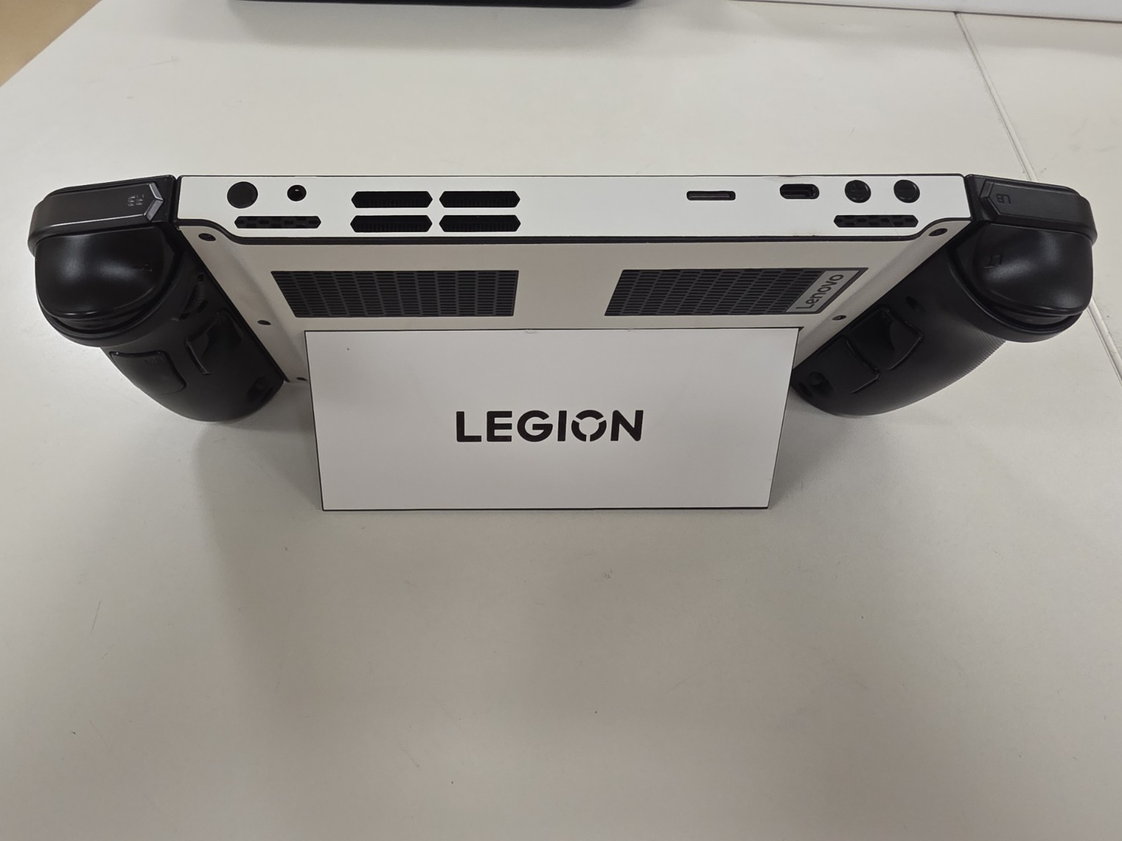 Lenovo Legion Go 8.8″ 144Hz AMD Z1 Extreme 512gb SSD 1Tb Micro SD Original Case
