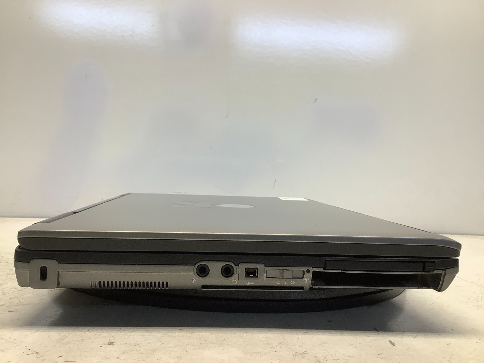 Dell Latitude D630 Intel Core 2 Duo 06FB 2.2GHz 2 GB 500GB WIN XP No Batt