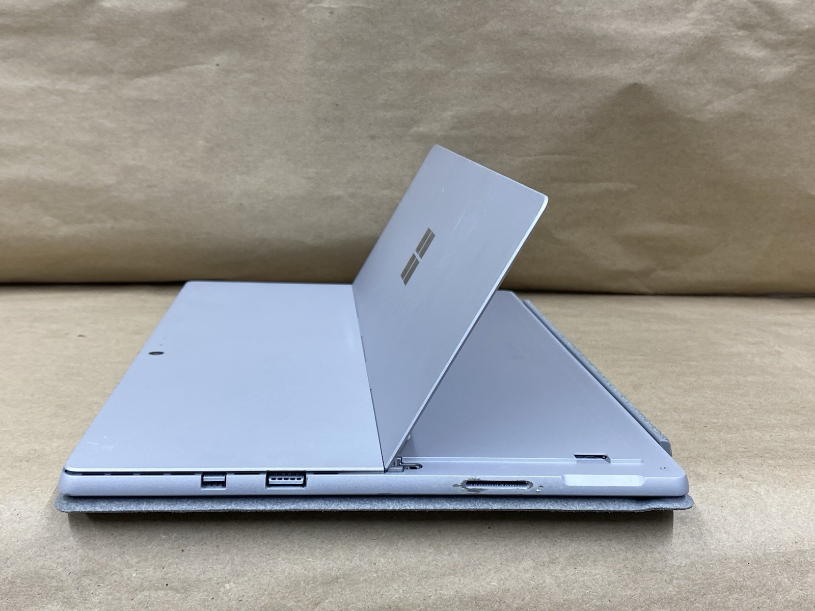 Microsoft Surface Pro – 12″ 2736*1824 – i5-7300U – 8GB – 256GB SSD – Win 10 READ