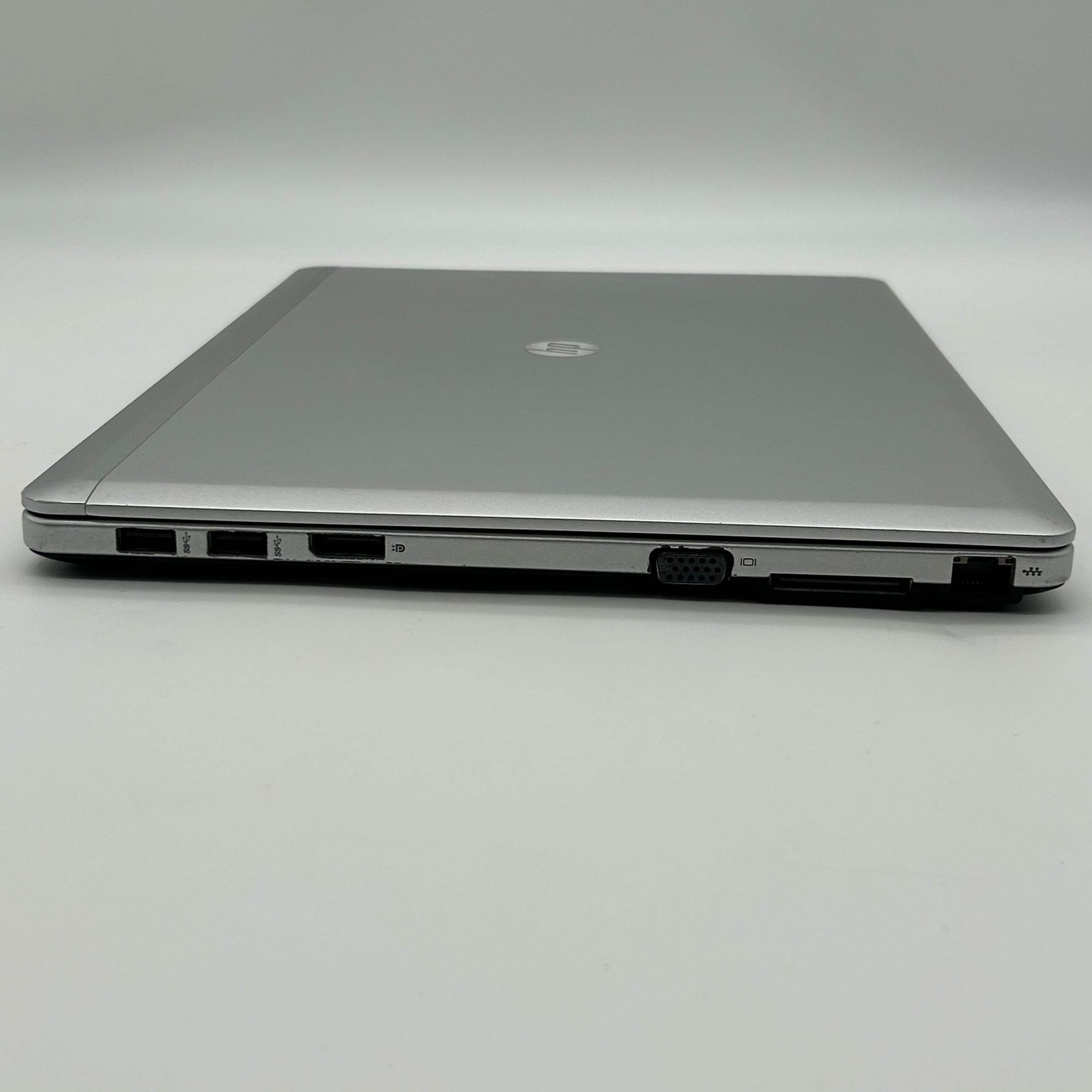 HP EliteBook Folio 9480m 14″ |Core i7 2.1GHz |8GB RAM |256GB| Silver w/ Charger