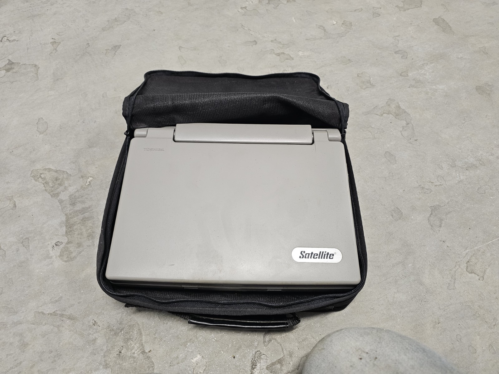 Toshiba Satellite T2135CS 10.4in Intel i486 75MHz 8MB 520MB HDD Gray No OS